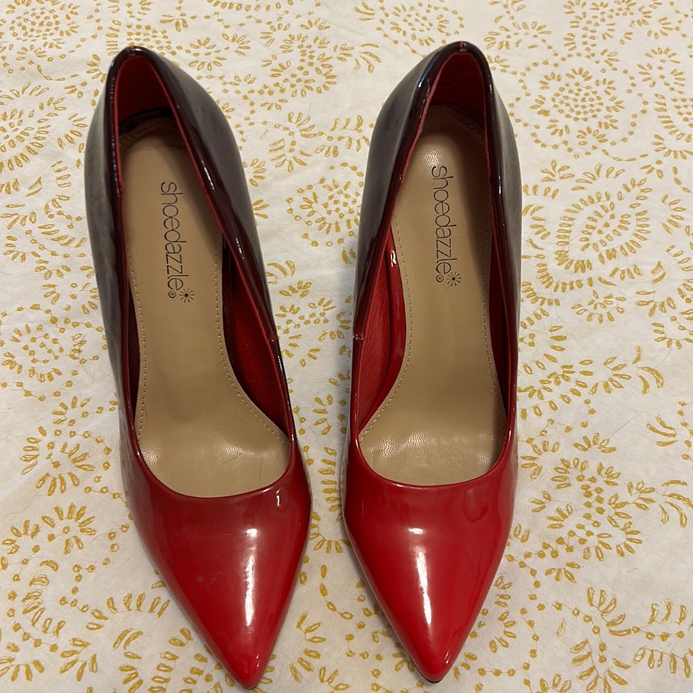 Beautiful red tones high heels “shoe dazzle” size 7 Women, excellent condition.